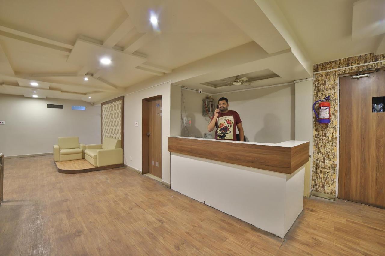 Oyo 41929 Hotel Loyal Residency Jāmnagar Eksteriør billede